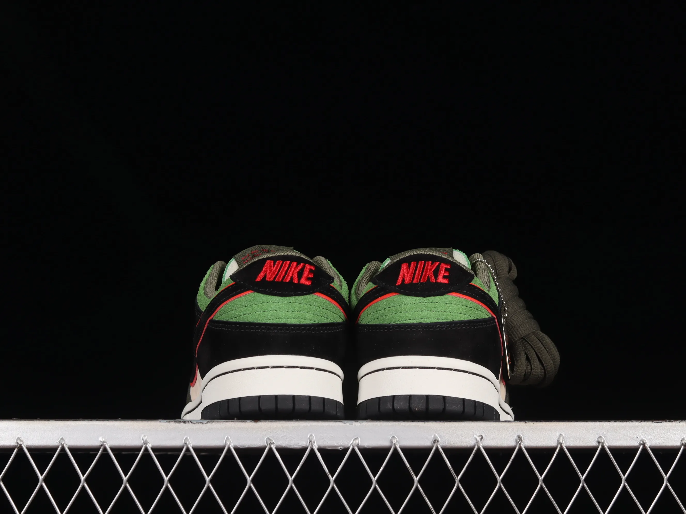 All Categories Nk SB Dunk Series Nk SB Dunk Low Low-top sneakers Otomo Katsuhiro x Nk SB Dunk Low "Steamboy OST" Creative customization collaboration Otomo Katsuhiro joint SB low-top sports and leisure sneakers LF0039-025